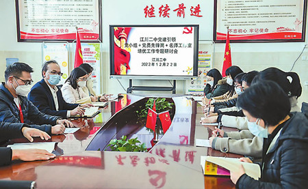 张培富（左二）与教职工一起讨论培优工作进展情况。